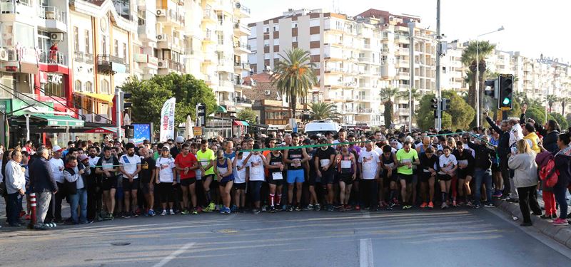 Karşıyaka'da anlamlı etkinlik! Ata’dan Ana’ya koştular