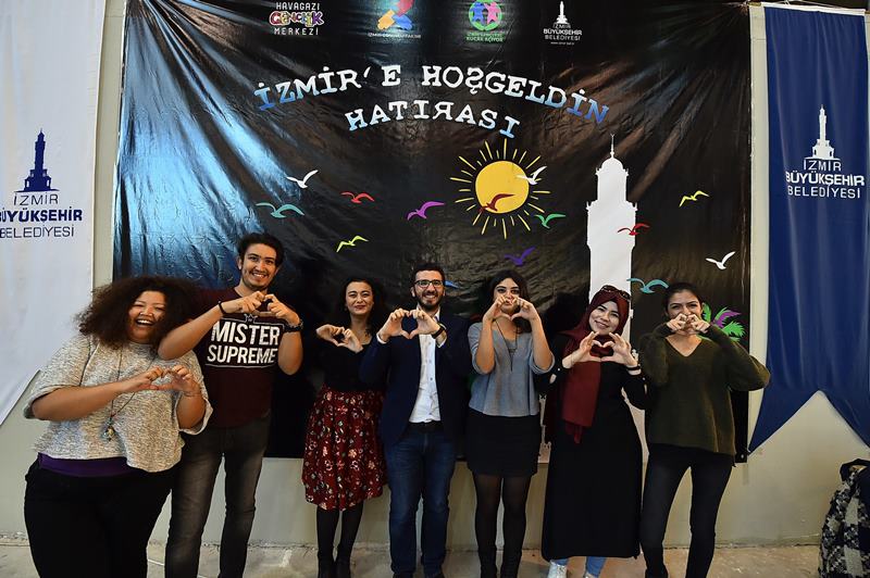 İzmir gençlere kucak açtı