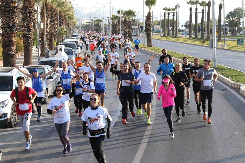 Karşıyaka'da anlamlı etkinlik! Ata’dan Ana’ya koştular