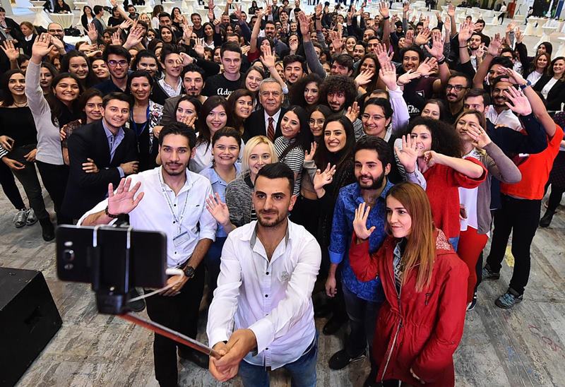 İzmir gençlere kucak açtı