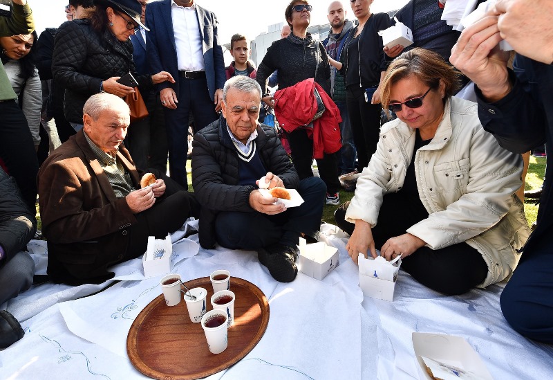İzmirliler Gündoğdu'ya akın etti