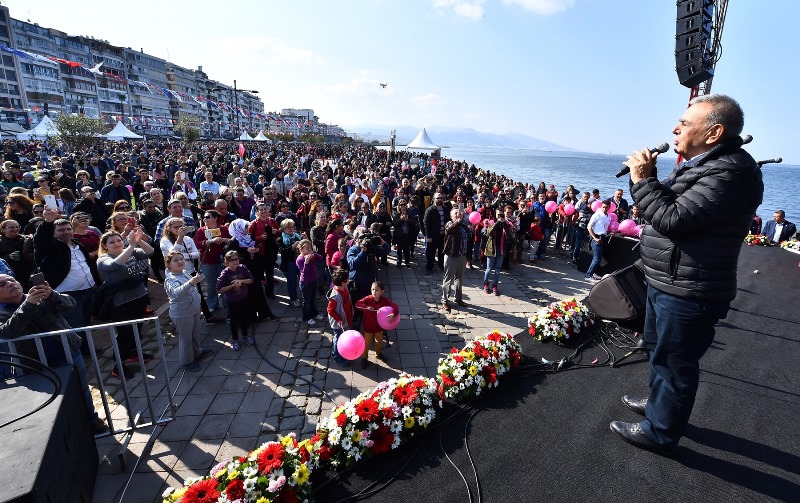 İzmirliler Gündoğdu'ya akın etti