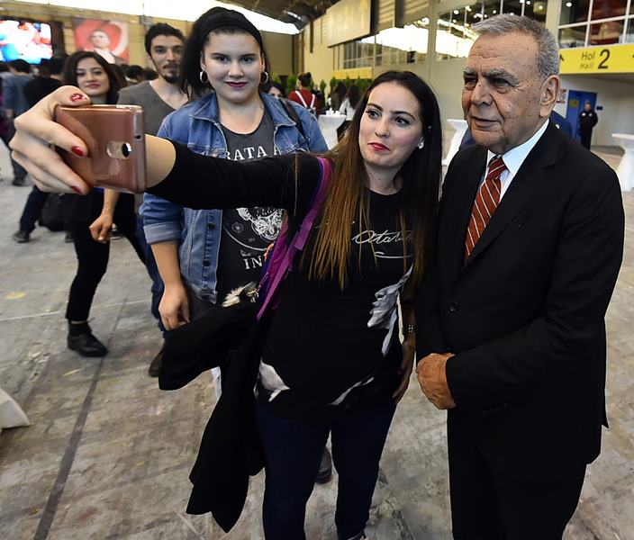 İzmir gençlere kucak açtı