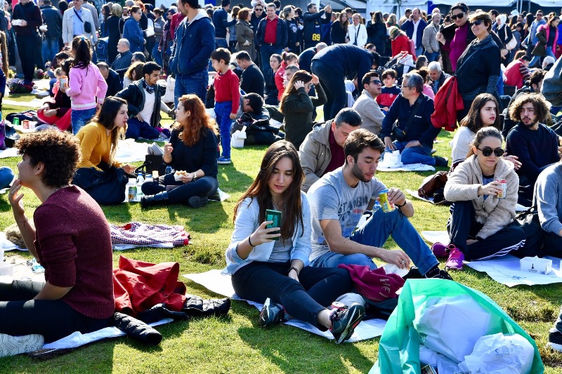 İzmirliler Gündoğdu'ya akın etti