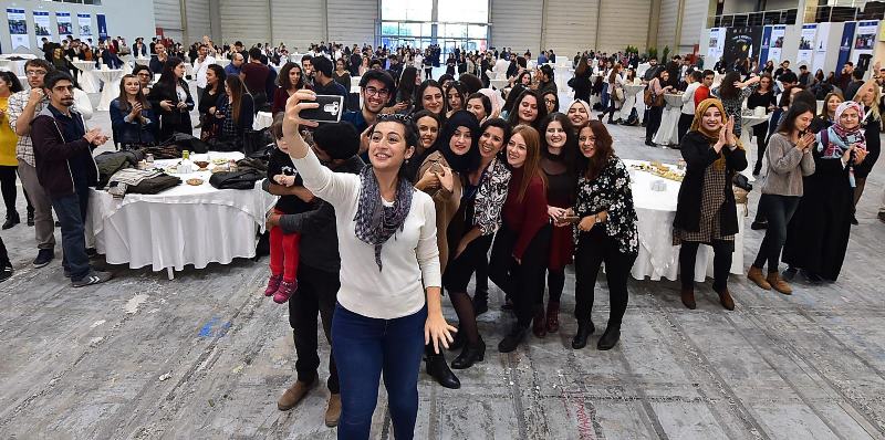 İzmir gençlere kucak açtı