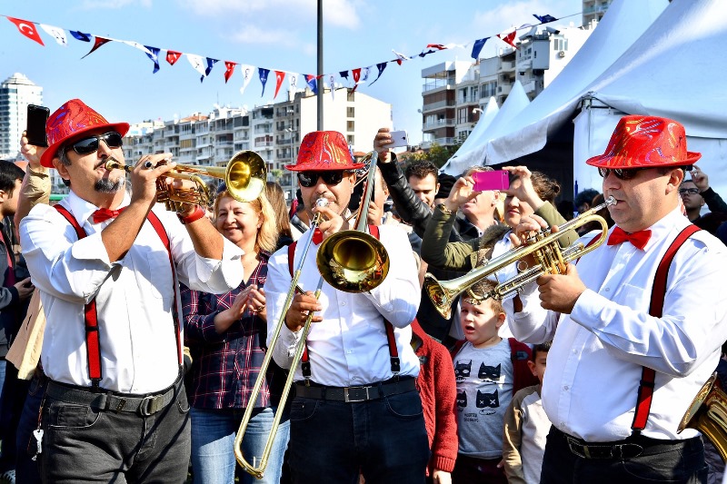 İzmirliler Gündoğdu'ya akın etti