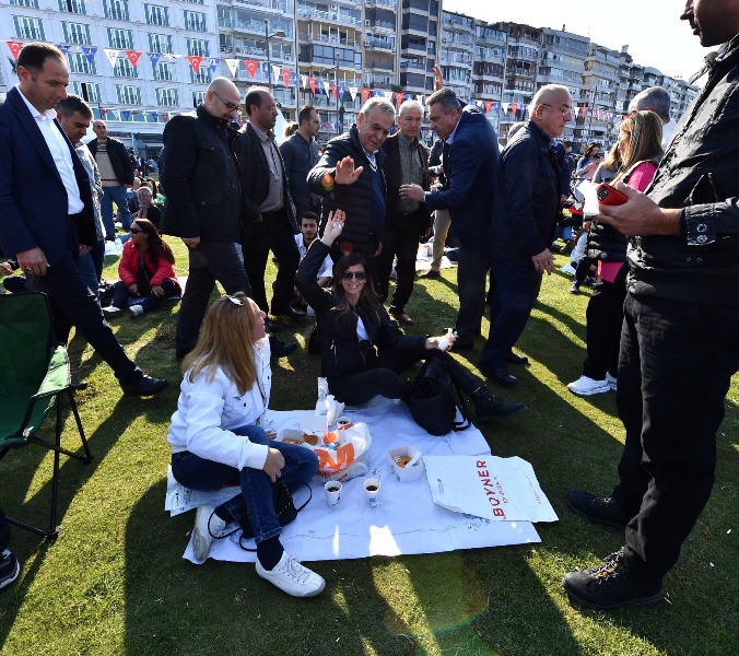 İzmirliler Gündoğdu'ya akın etti