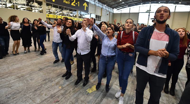 İzmir gençlere kucak açtı