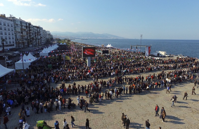 İzmirliler Gündoğdu'ya akın etti