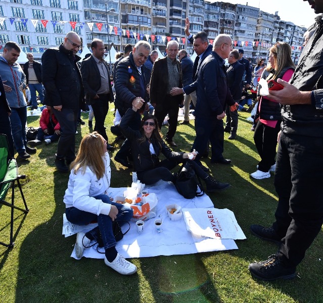 İzmirliler Gündoğdu'ya akın etti