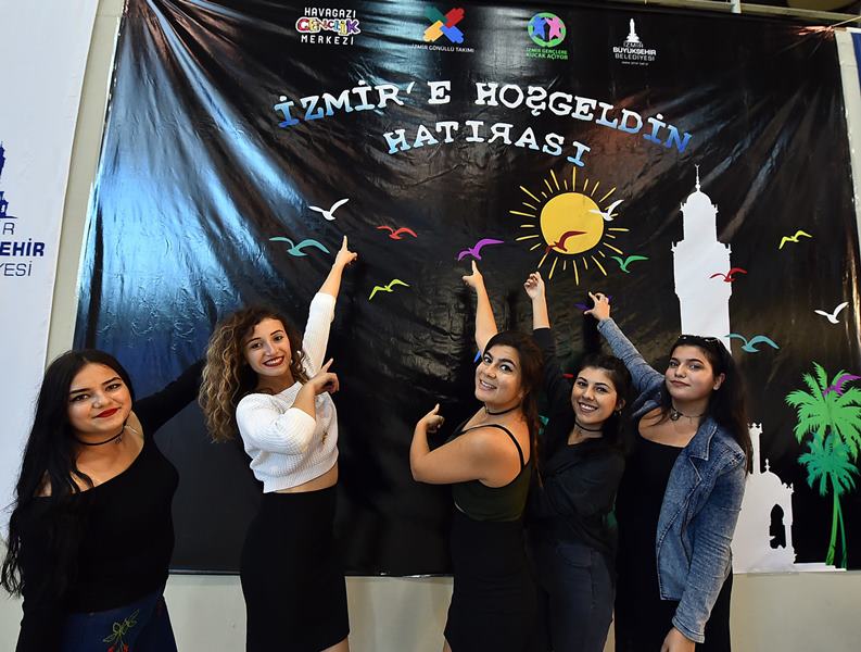 İzmir gençlere kucak açtı