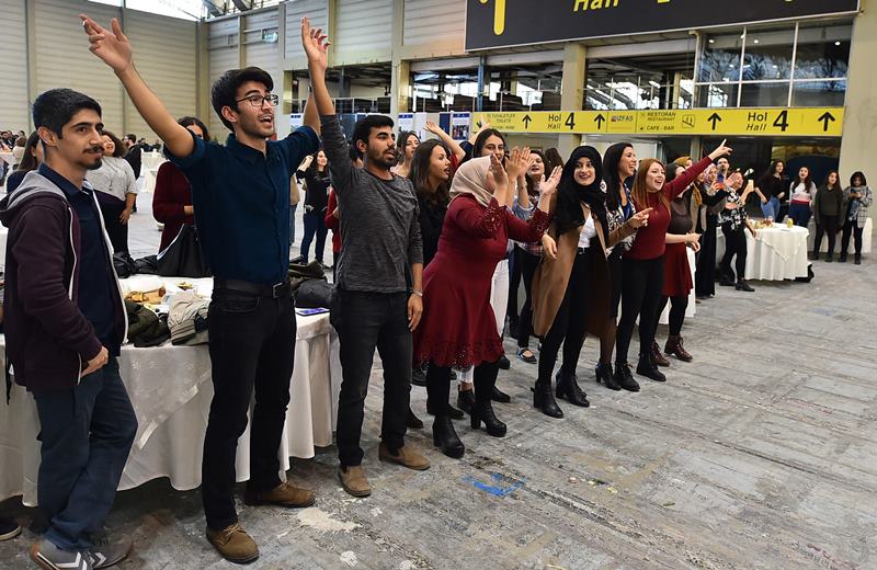 İzmir gençlere kucak açtı