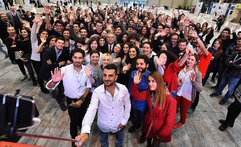 İzmir gençlere kucak açtı