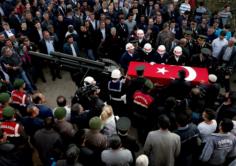 İzmir Şehit Üsteğmen'i gözyaşlarıyla uğurladı