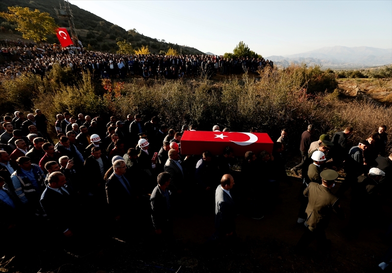 İzmir Şehit Üsteğmen'i gözyaşlarıyla uğurladı