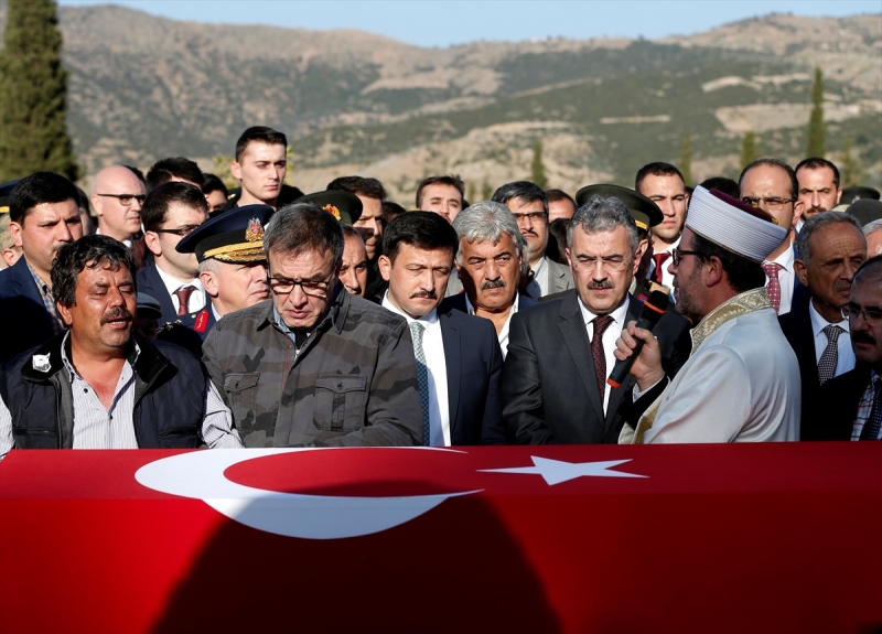 İzmir Şehit Üsteğmen'i gözyaşlarıyla uğurladı