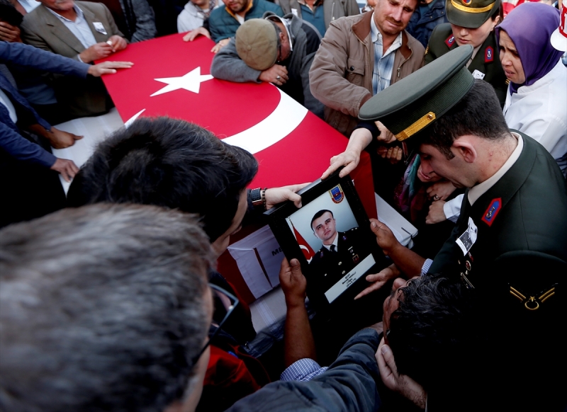 İzmir Şehit Üsteğmen'i gözyaşlarıyla uğurladı
