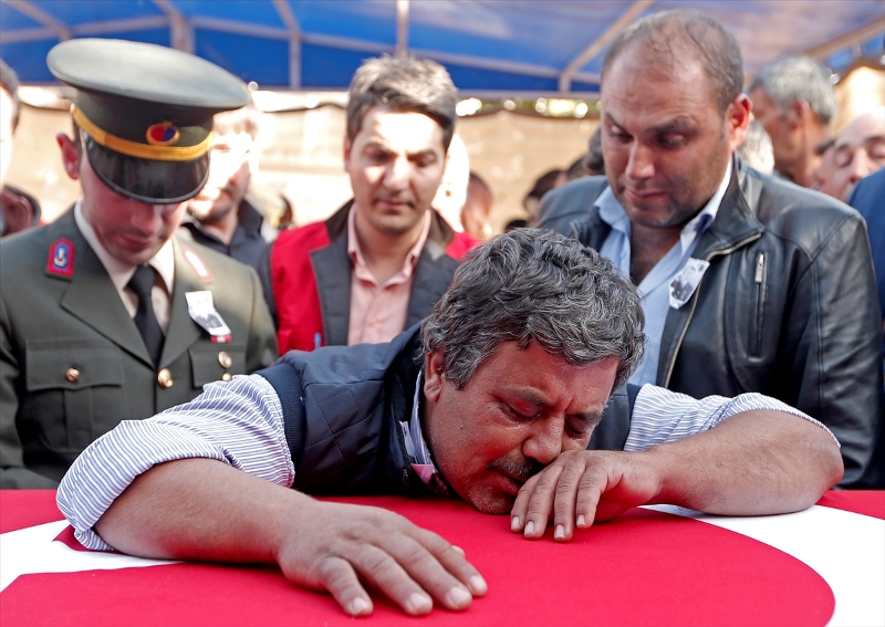 İzmir Şehit Üsteğmen'i gözyaşlarıyla uğurladı