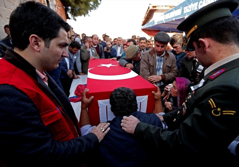 İzmir Şehit Üsteğmen'i gözyaşlarıyla uğurladı