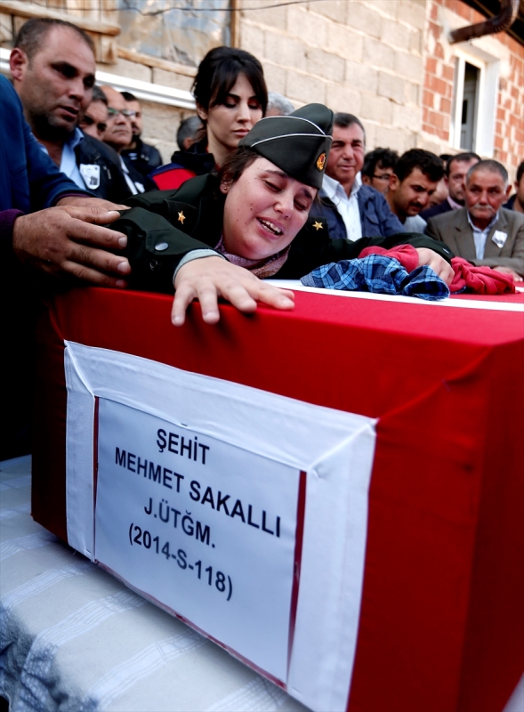 İzmir Şehit Üsteğmen'i gözyaşlarıyla uğurladı