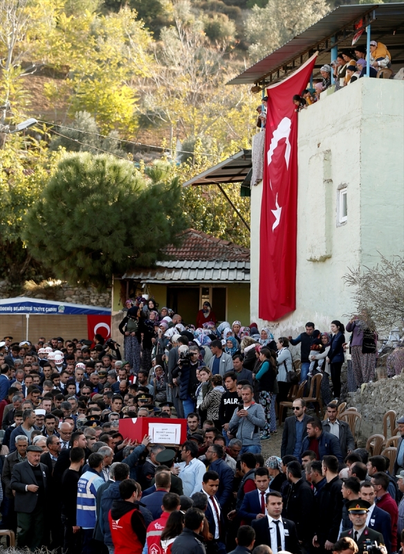 İzmir Şehit Üsteğmen'i gözyaşlarıyla uğurladı