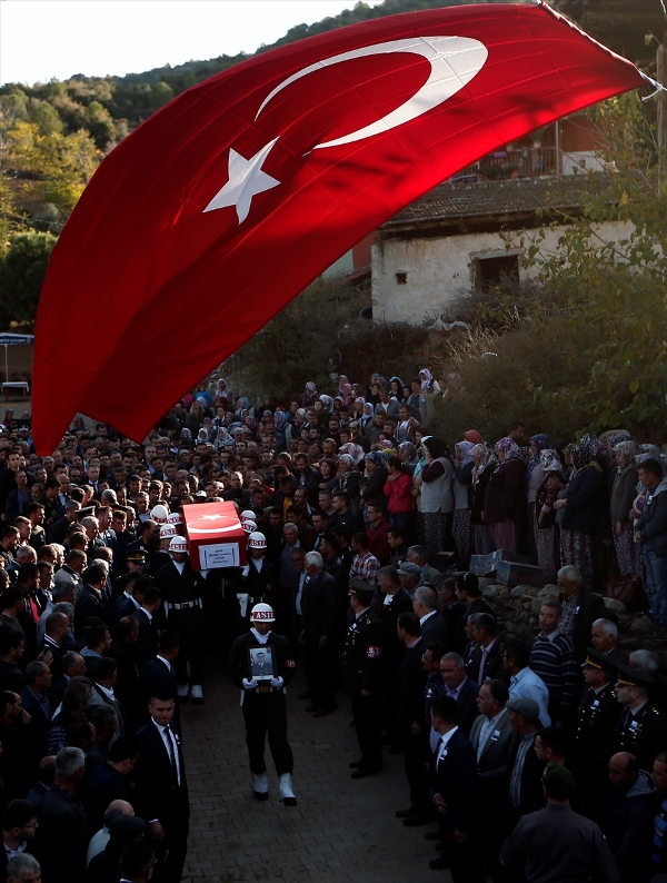 İzmir Şehit Üsteğmen'i gözyaşlarıyla uğurladı