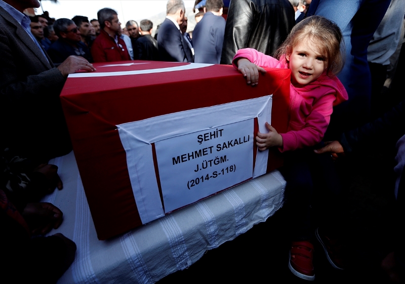 İzmir Şehit Üsteğmen'i gözyaşlarıyla uğurladı