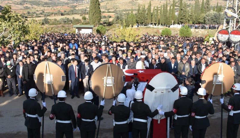 İzmir Şehit Üsteğmen'i gözyaşlarıyla uğurladı