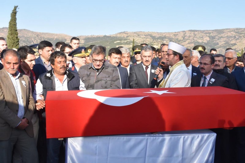 İzmir Şehit Üsteğmen'i gözyaşlarıyla uğurladı