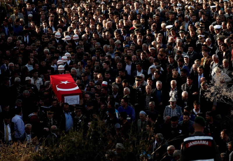 İzmir Şehit Üsteğmen'i gözyaşlarıyla uğurladı