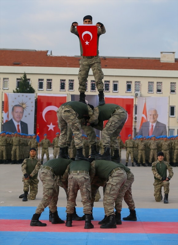 2 bin komandodan gövde gösterisi