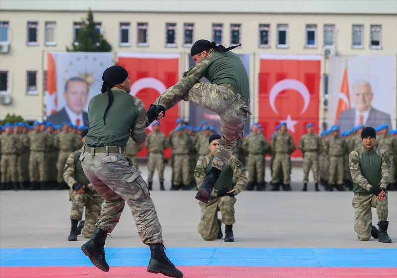 2 bin komandodan gövde gösterisi