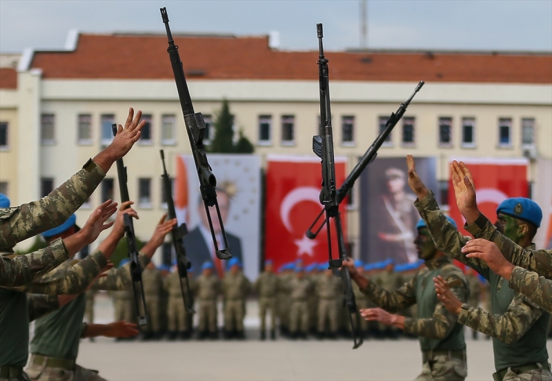 2 bin komandodan gövde gösterisi