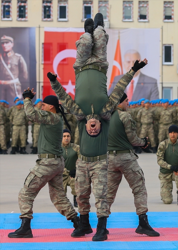 2 bin komandodan gövde gösterisi