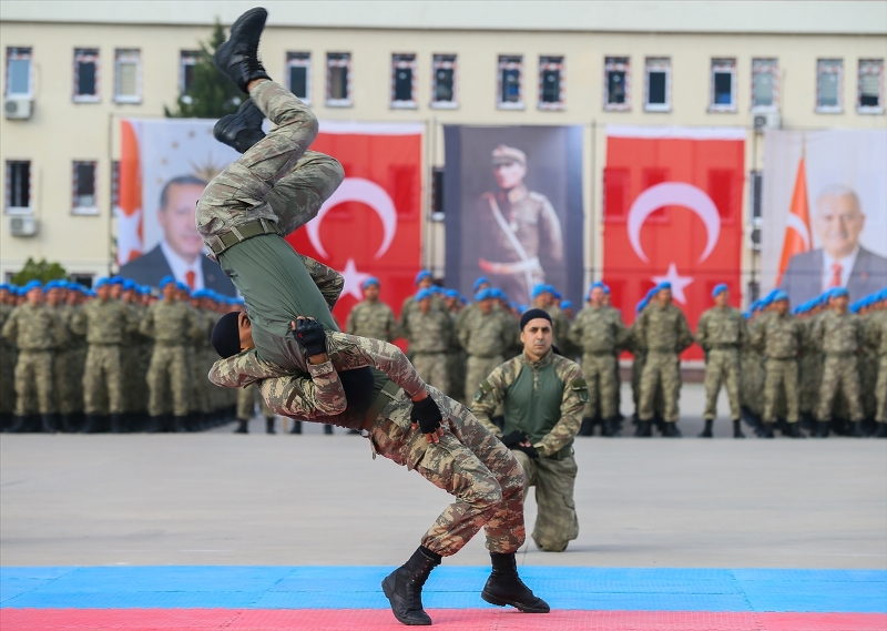 2 bin komandodan gövde gösterisi