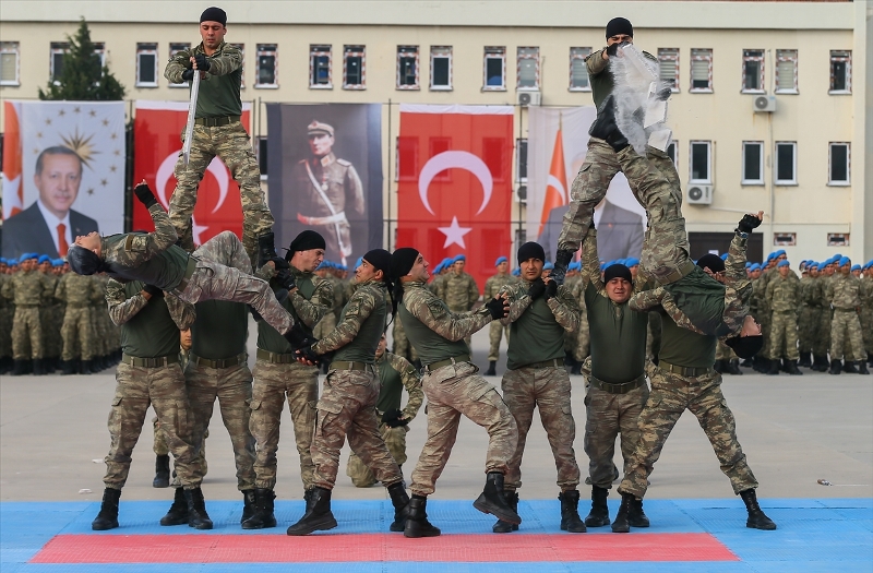 2 bin komandodan gövde gösterisi