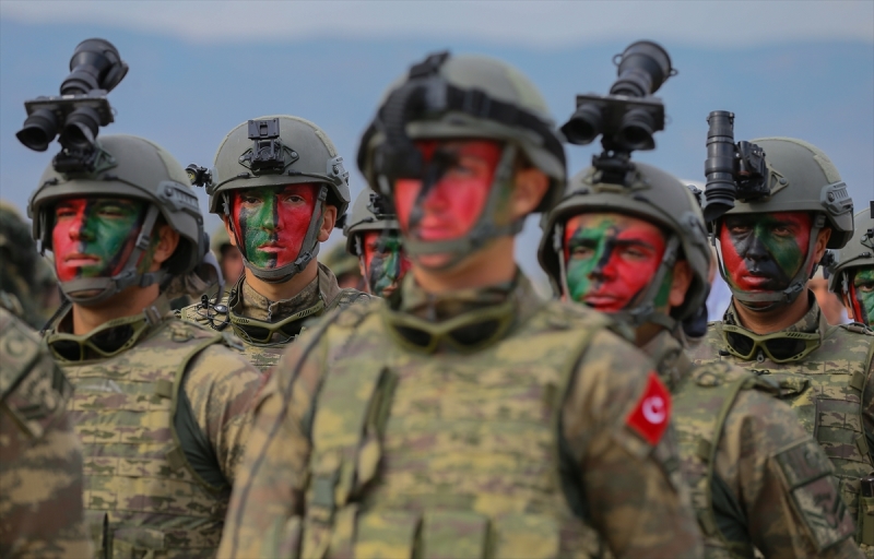 2 bin komandodan gövde gösterisi