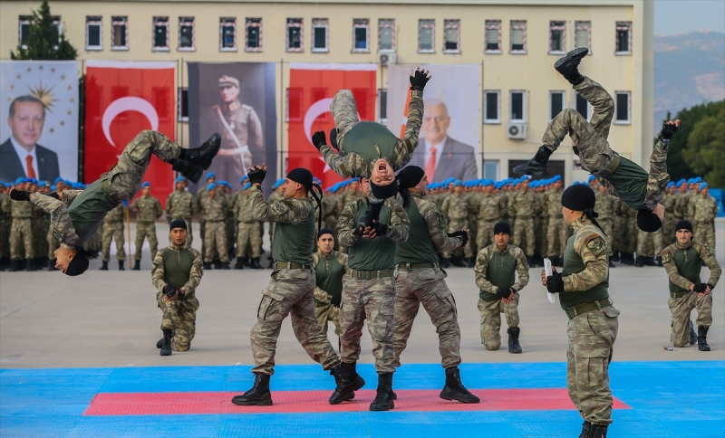 2 bin komandodan gövde gösterisi