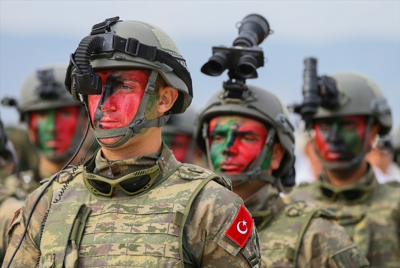 2 bin komandodan gövde gösterisi