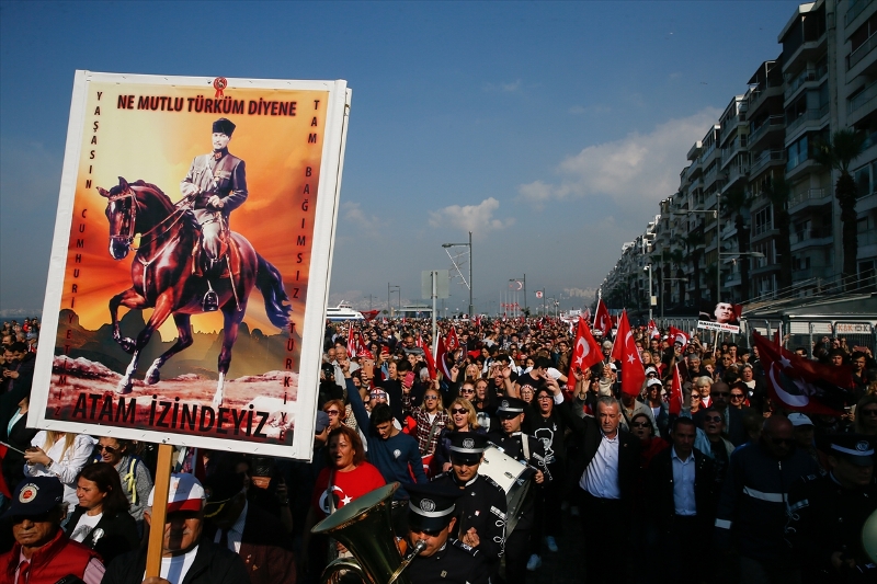 İzmirliler 10. Ata'ya Saygı Yürüyüşü'nde buluştu