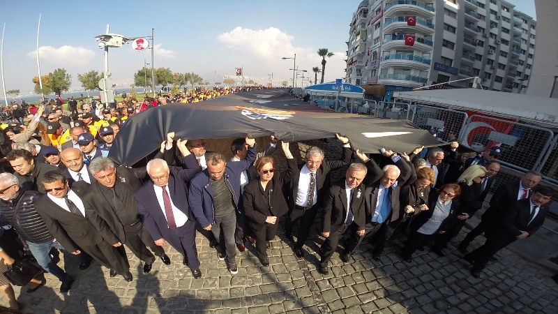 İzmirliler 10. Ata'ya Saygı Yürüyüşü'nde buluştu