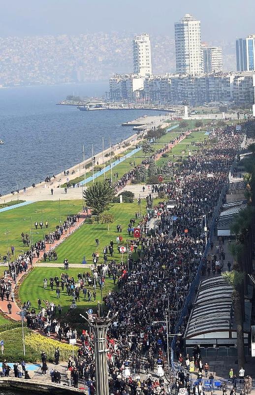 İzmirliler 10. Ata'ya Saygı Yürüyüşü'nde buluştu