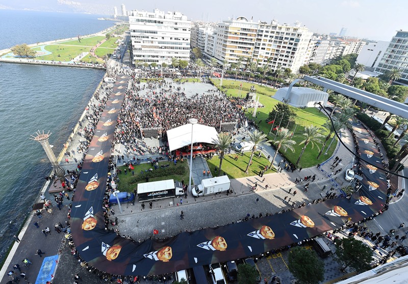 İzmirliler 10. Ata'ya Saygı Yürüyüşü'nde buluştu