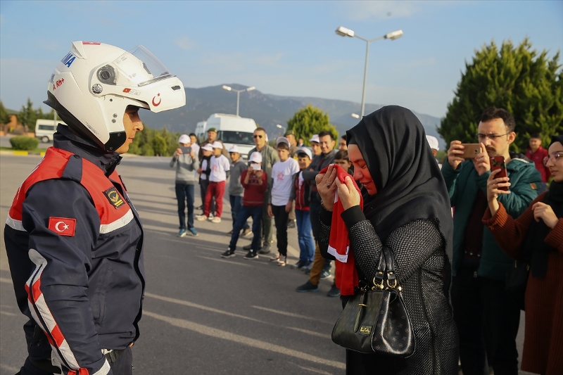 Çiçeklerle şehidin eşine koştular