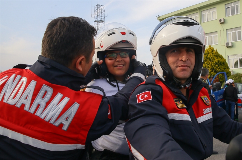 Çiçeklerle şehidin eşine koştular