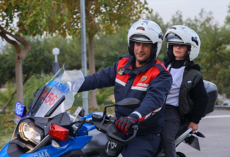 Çiçeklerle şehidin eşine koştular