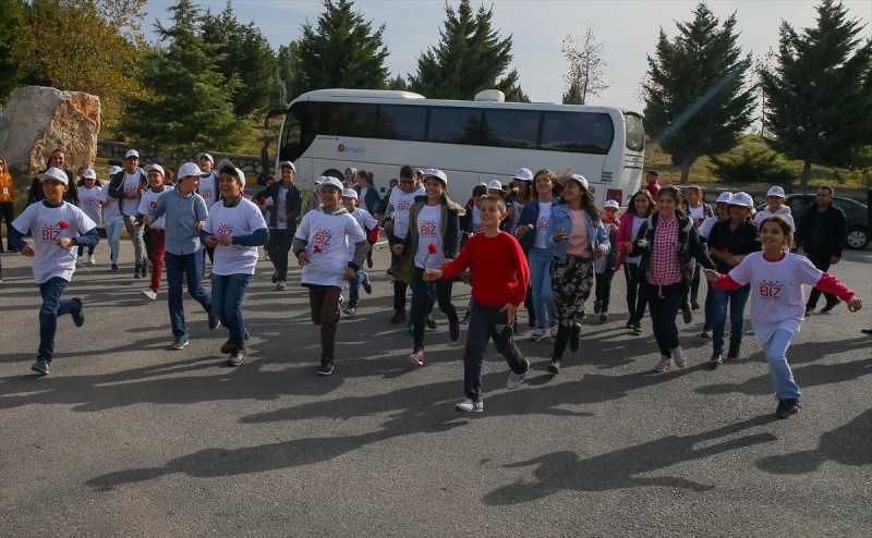 Çiçeklerle şehidin eşine koştular