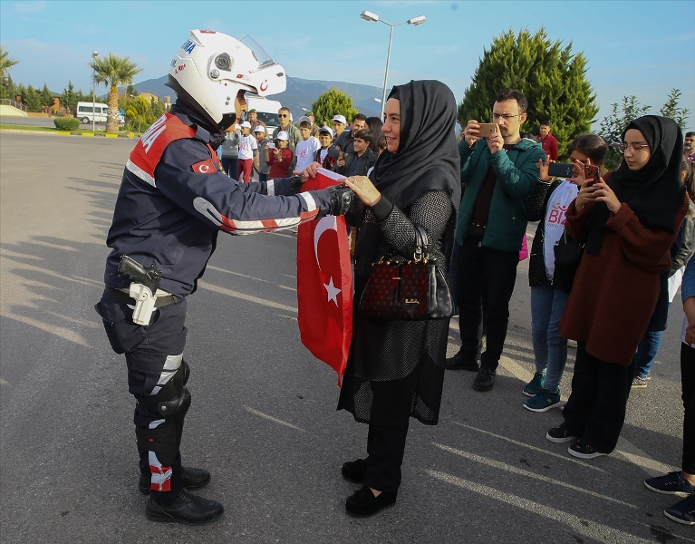 Çiçeklerle şehidin eşine koştular
