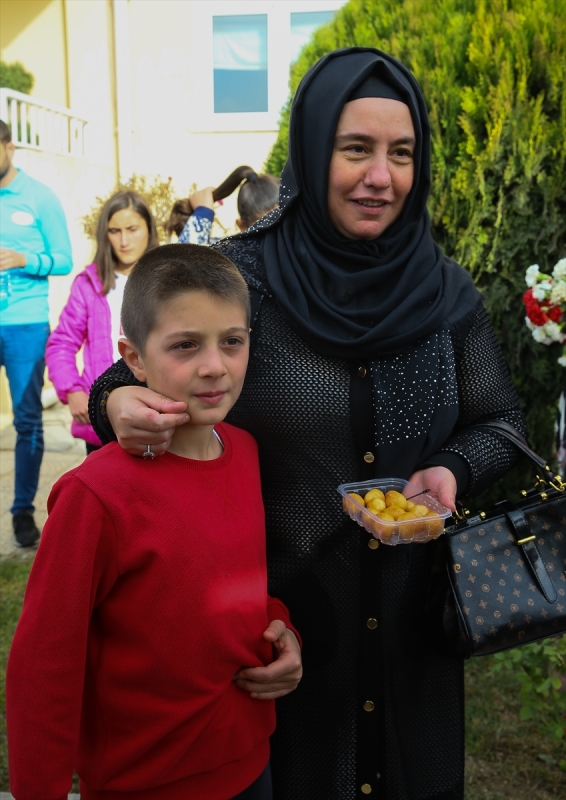 Çiçeklerle şehidin eşine koştular