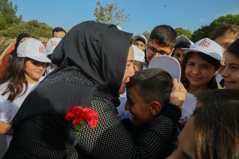 Çiçeklerle şehidin eşine koştular